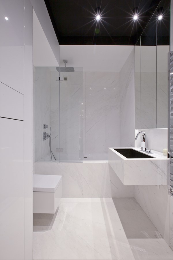 Wanna w małej łazience czysta biel w minimalistycznym wydaniu