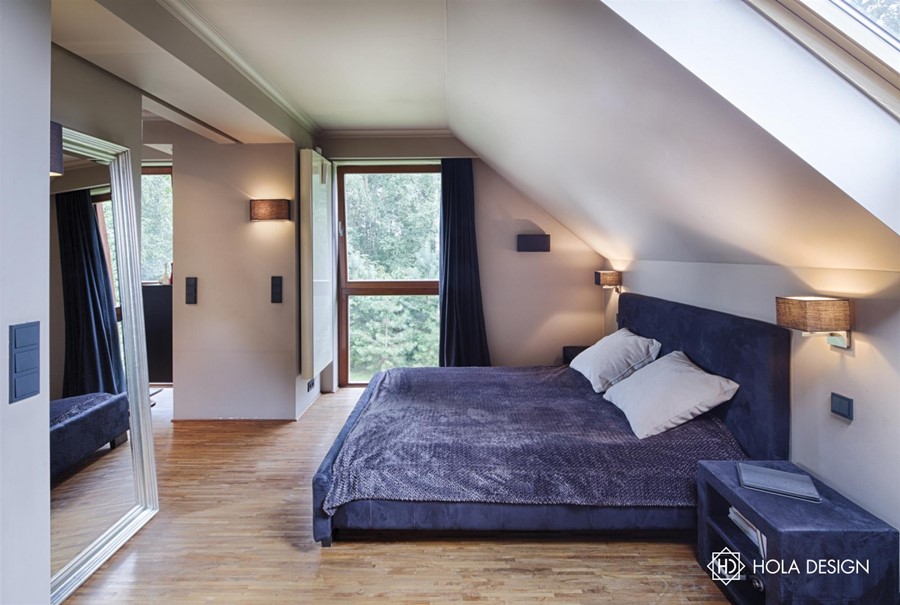 Wystrój minimalistycznej sypialni na poddaszu Hola Design - pomysł na poddasze