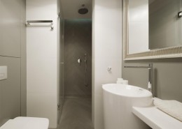Łazienka z prysznicem w bieli i popielu Hola Design
