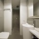 Łazienka z prysznicem w bieli i popielu Hola Design
