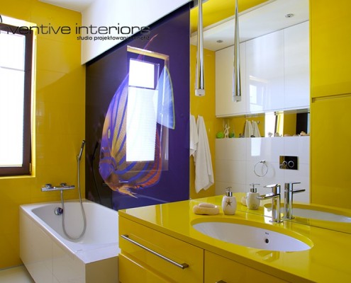 Żółta łazienka w nowoczesnym stylu Inventive Interiors