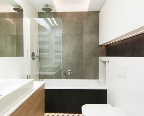 Aranżacja podłużnej łazienki w nowoczesnym stylu Pracownia Novi Art