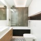 Aranżacja podłużnej łazienki w nowoczesnym stylu Pracownia Novi Art