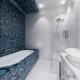 Czarno-niebieska mozaika w łazience Uszok