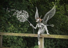 Druciana rzeźba ogrodowa Robin Wight