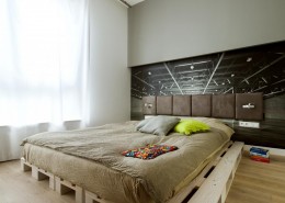 Imitacja palet w minimalistycznej sypialni Hola Design
