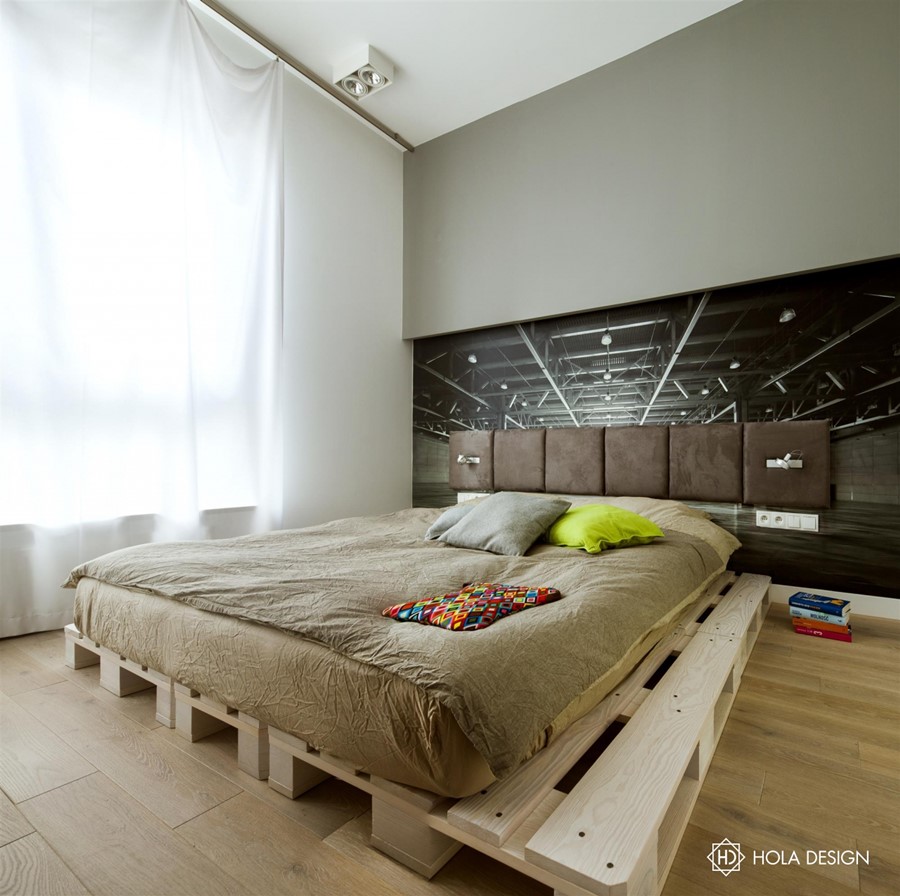 Imitacja palet w minimalistycznej sypialni