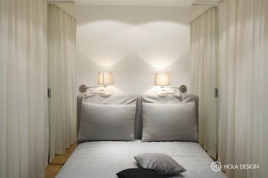 Mała sypialnia z przesuwnymi drzwiami projektowanie oświetlenia
