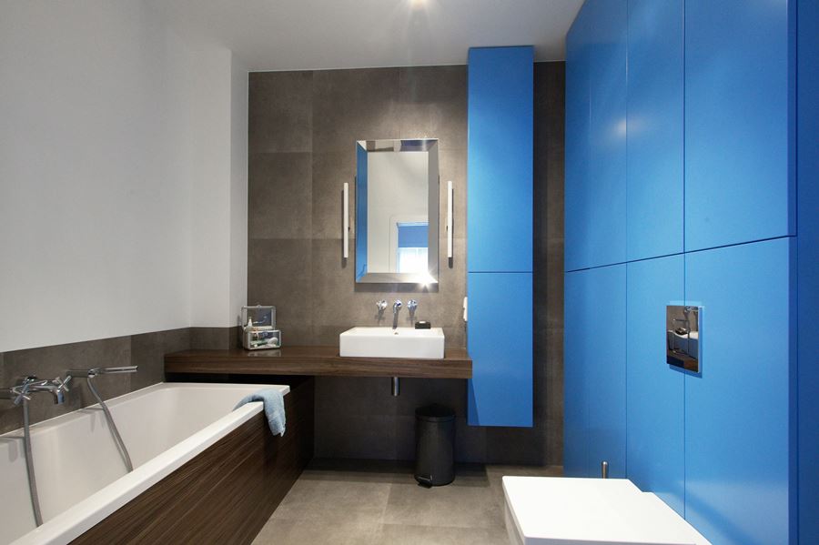 Niebieskie meble w łazience zabudowa