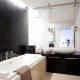 Niewielka łazienka wykończona czarnym fornirem Casamila