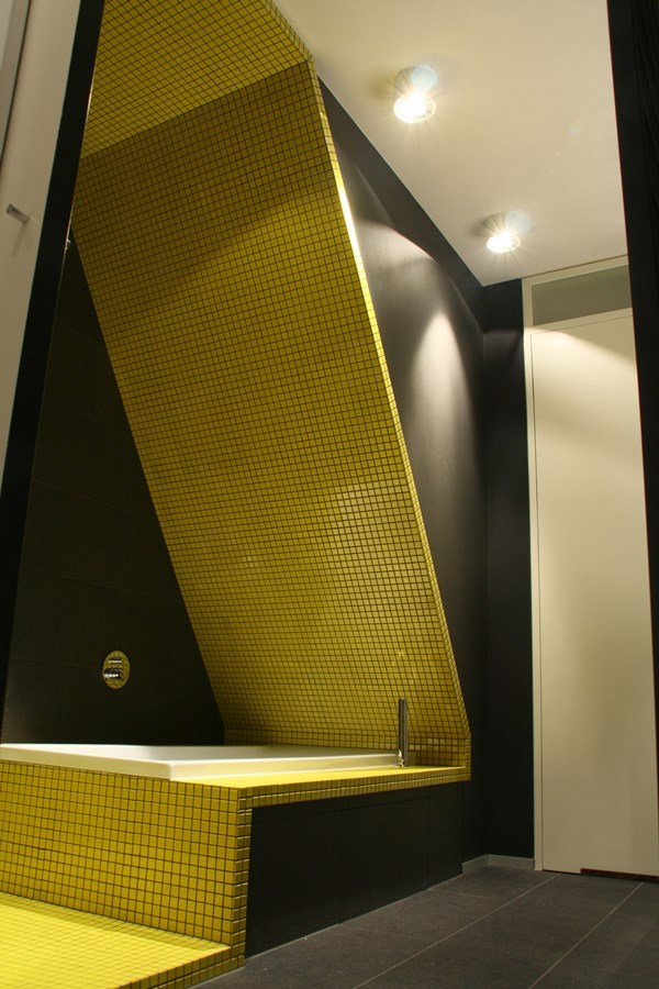 Czarna łazienka w nowoczesnym stylu wsytrój wnętrz