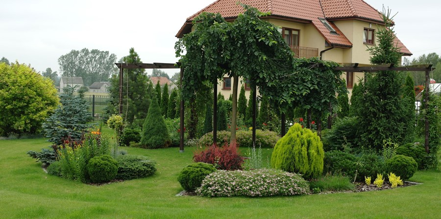 Bujny ogród z murowaną altaną