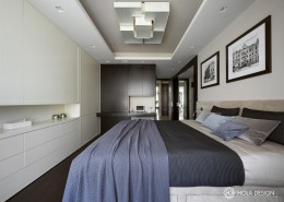 Jasna sypialnia z podwieszanym sufitem Hola Design biuro projektowe