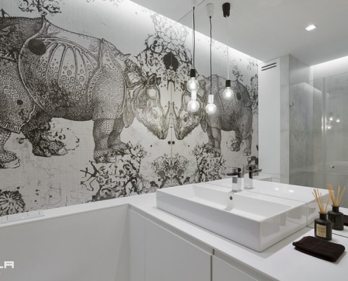 Nietuzinkowa grafika w łazience Tilla Architects