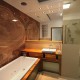 Nowoczesna łazienka w kamieniu i drewnie PIK Studio