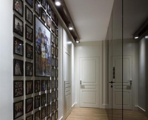 Nowoczesny przedpokój z galerią fotografii Hola Design