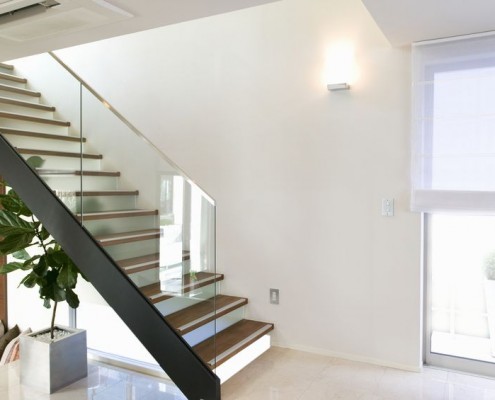 Szklane balustrady w nowoczesnym wnętrzu Alab Kowalstwo