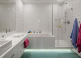 Wanna i prysznic w białej łazience Hola Design