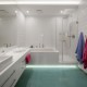 Wanna i prysznic w białej łazience Hola Design