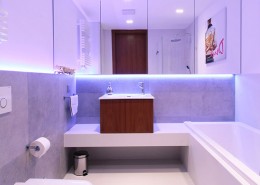 Błękitne oświetlenie w łazience Kołodziej Szmyt