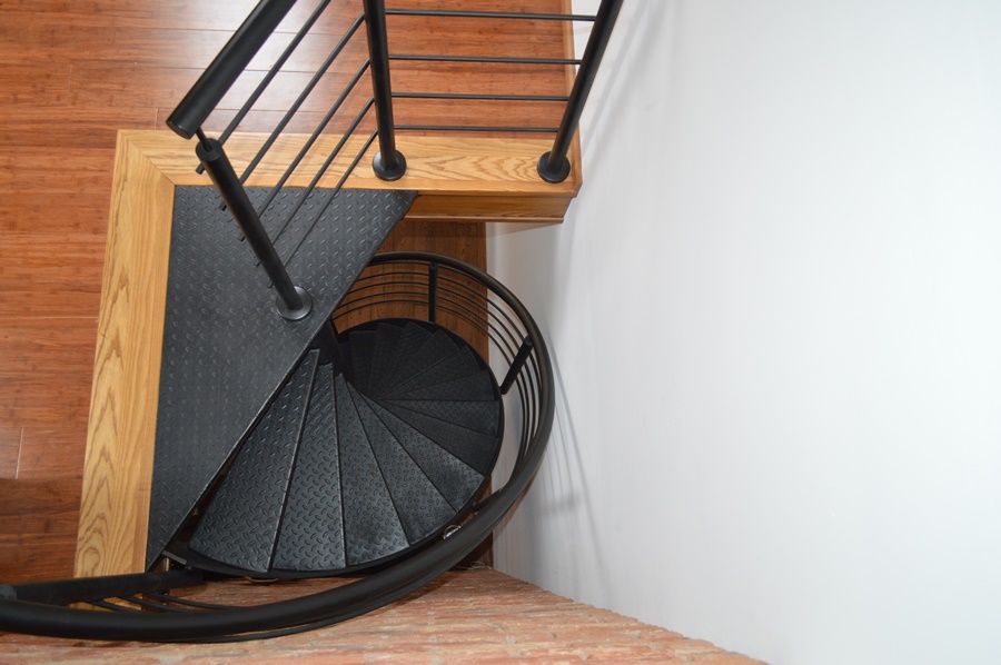 schody w domu - kręte wymagają najmniejszego otworu w stropie