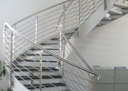 Nowoczesne schody zabiegowe w industrialnej formie Alab balustrady i schody