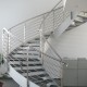 Nowoczesne schody zabiegowe w industrialnej formie Alab balustrady i schody