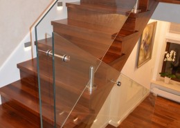 Szklane balustrady z drewnianymi schodami Alab balustrady i schody