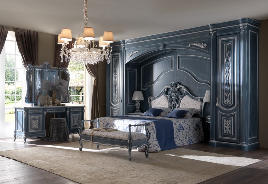 Łóżko w sypialni w stylu klasycznym