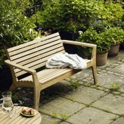 Nowoczesna drewniana ławka - stylowe meble do ogrodu