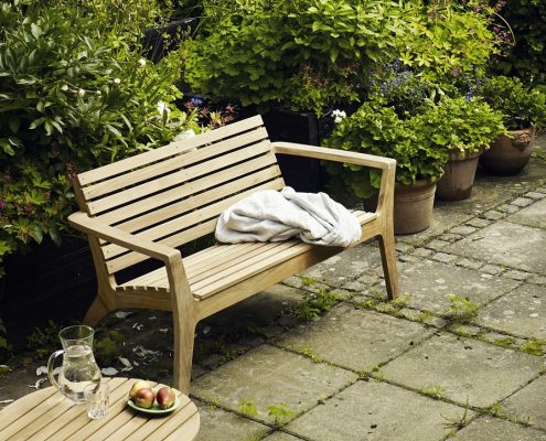 Nowoczesna drewniana ławka - stylowe meble do ogrodu