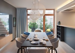 Nowoczesna jadalnia z wąską kuchnią Exitdesign