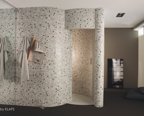 Prysznic ślimakowy wykończony drobną mozaiką Klafs