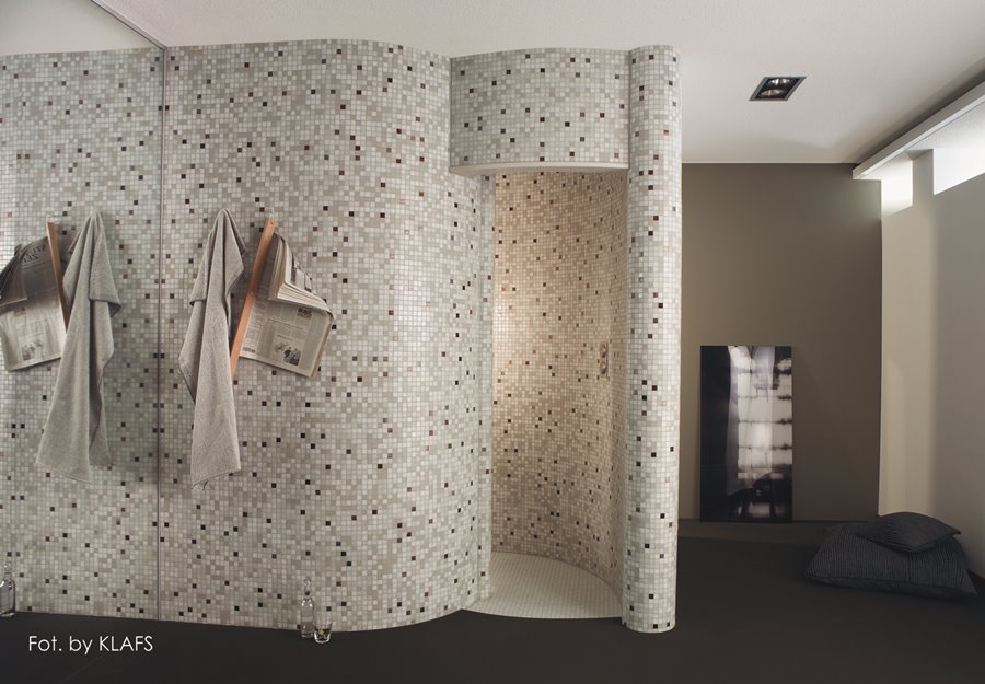 Prysznic ślimakowy wykończony drobną mozaiką Klafs