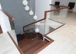 Szklane balustrady wykończone drewnem Alab balustrady i schody