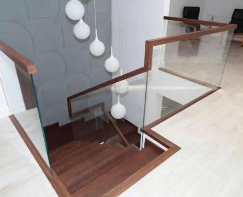 Szklane balustrady wykończone drewnem Alab balustrady i schody