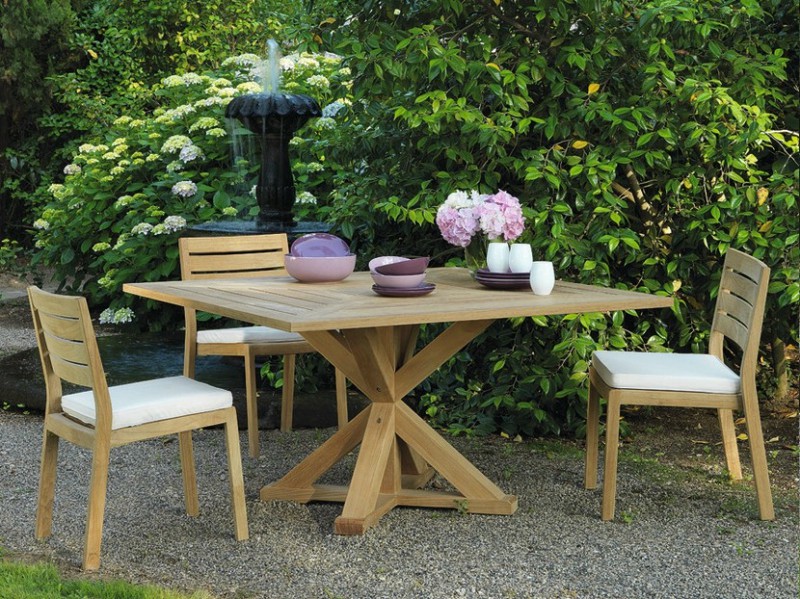 Kwadratowy stół w ogrodzie z drewna Cronos