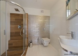 Lśniąca mozaika w łazience App Trendy