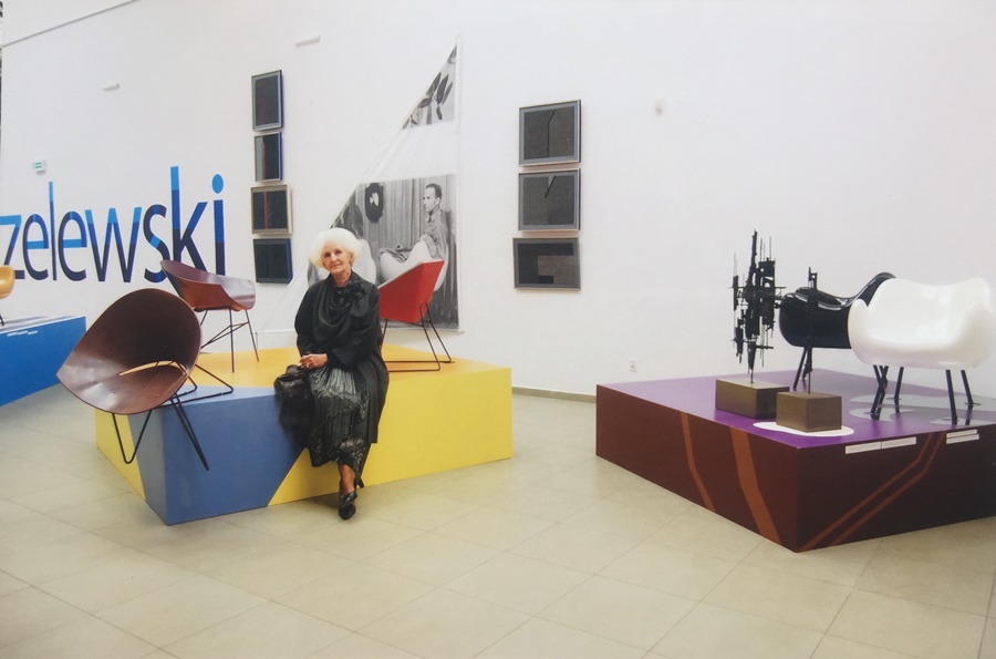 Wera Modzelewska, w tle fotele RM 56 i RM 57; po prawej czarne RM 58