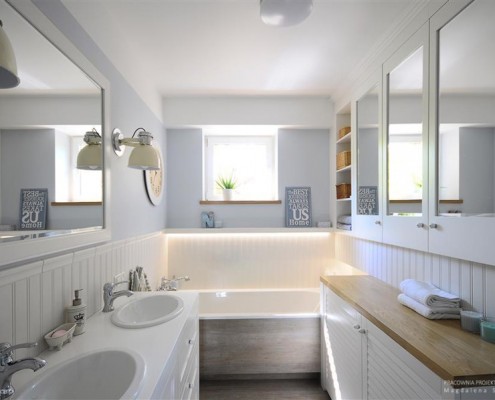Biała łazienka w prowansalskim stylu - pomysł na małą łazienkę