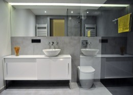 Minimalistyczna łazienka z przeszkleniami Omii Agata Słoma