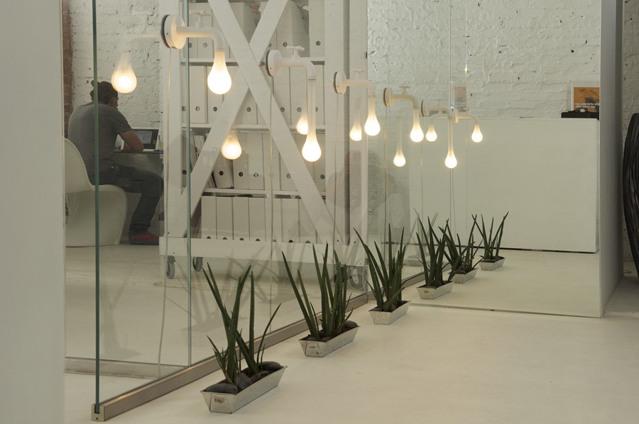 Lampy Light Drop (design: Rafael Morgan) w pracowni Studia O.