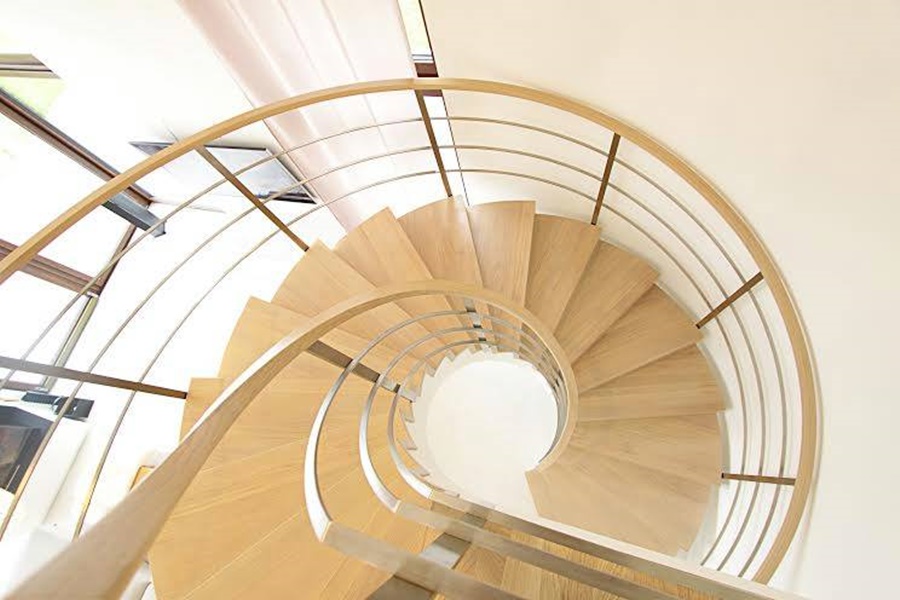 Jaka poręcz pasuje do jasnych schodów ze stalowymi linkami? Także drewniana, w tym samym kolorze, albo ze stali.