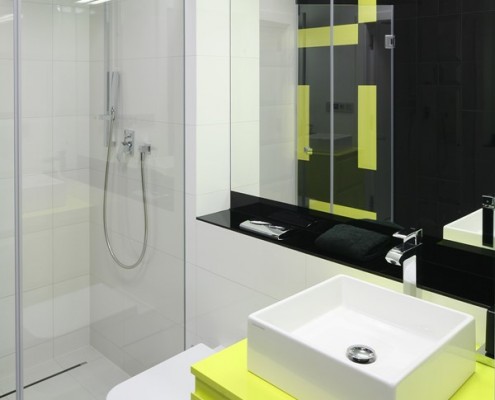 Niewielka łazienka z limonkowym akcentem Nasciturus Design