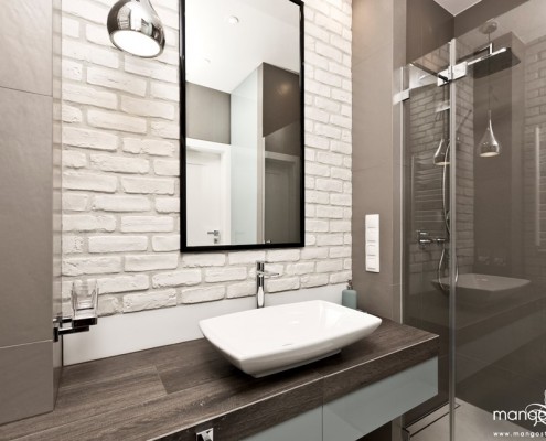 Łazienka z prysznicem w naturalnych barwach Mango Studio - Ściana z cegły