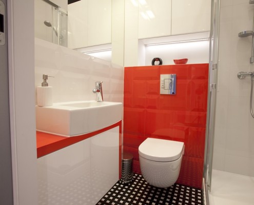 Biało-czerwona łazienka w kawalerce Zawicka Id