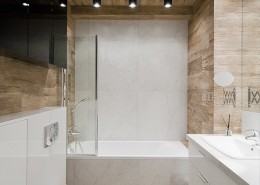 Płytki imitujące drewno w łazience Pracownia Novi Art
