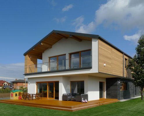 Piętrowy dom z drewnianą elewacją A8 Architektura