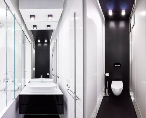 Czerń i biel w wąskiej toalecie A8 Architektura