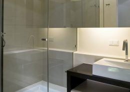 Mała łazienka z dużym prysznicem Nasciturus Design